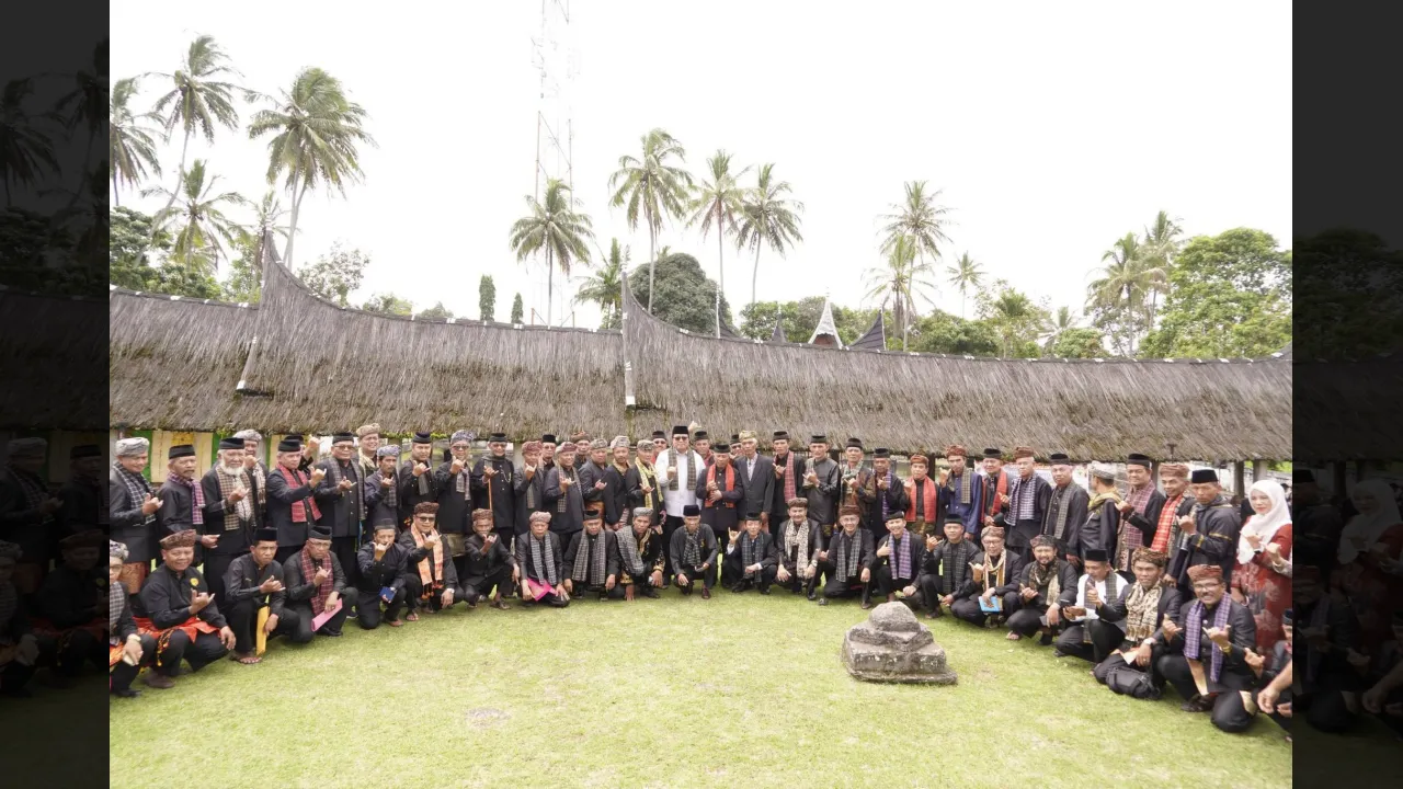 Para Ninik Mamak Pengurus Sakato Tanah Datar foto bersama Wabup Ahmad Fadly
